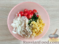 Салат с перловкой, кукурузой и помидорами