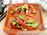 Теплый салат из курицы и овощей