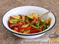 Теплый салат из курицы и овощей