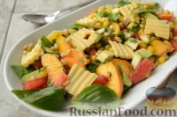 Овощной салат "Щедрость лета" с персиками, авокадо и сыром